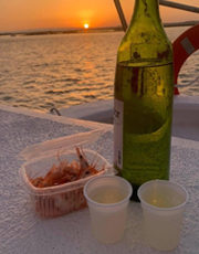 Podrás degustar la gamba blanca de Isla Cristina y vino blanco de la tierra.